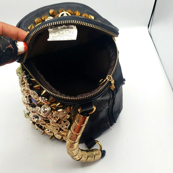 USED CONDITION BAG SIZE 7X6 COLOR BLACK WITH LOTS OF JEWEL THIS BAG NOT LEATHER - Picture 13 of 15